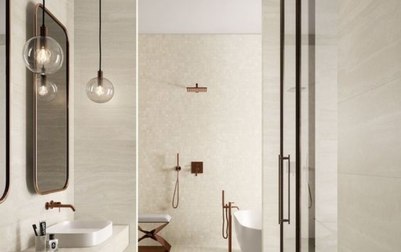 Salle de bain beige minimaliste avec luminaires suspendus, double vasque et douche à l'italienne