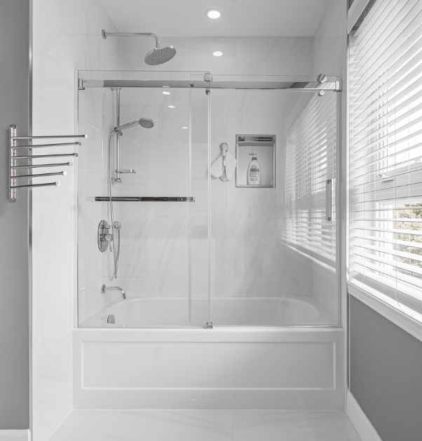 Bain-douche avec carreaux en marbre et porte en verre