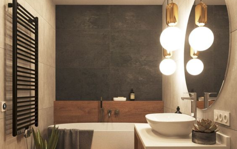 Salle de bains aux tons chauds avec baignoire autoportante et meuble-lavabo avec miroir et luminaires circulaires