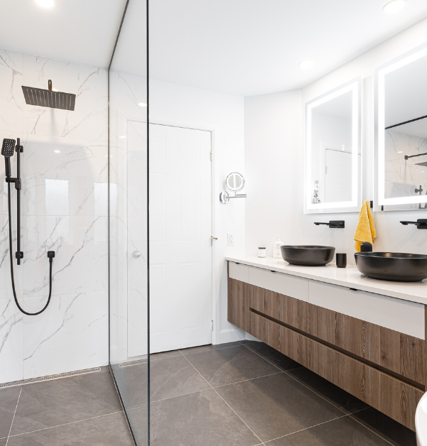 Douche à l'italienne ouverte avec céramique imitation de marbre et meuble-lavabo flottant double avec miroirs intelligents
