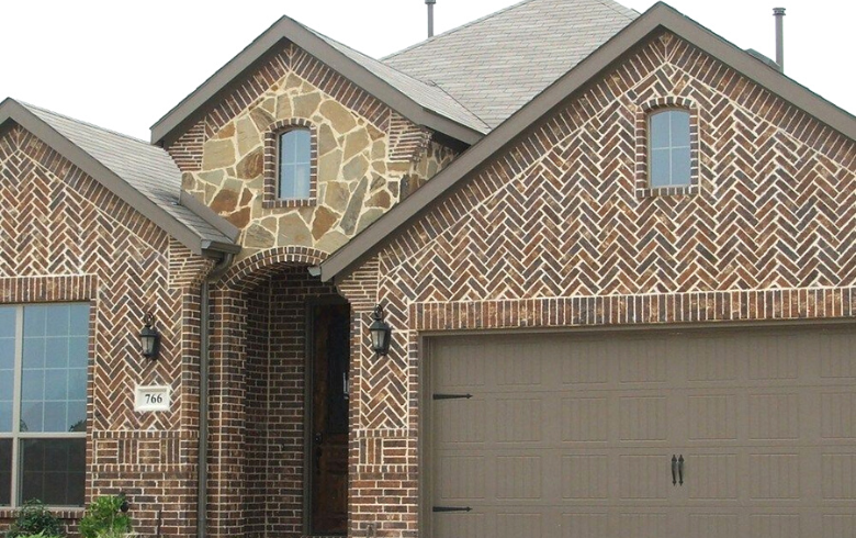 façade de maison avec différents motifs de briques et pierres