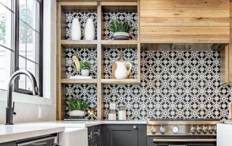 Papier peint noir et blanc pour une cuisine avec des armoires en bois et grises