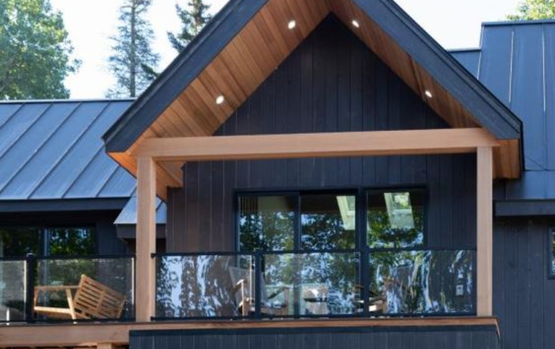 Balcon d’une maison avec revêtement en bois torréfié noir et accents de bois naturel