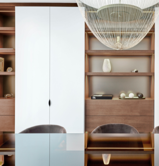 salle à manger dans un projet de rénovation multiple haut de gamme avec armoires personnalisées et lustre