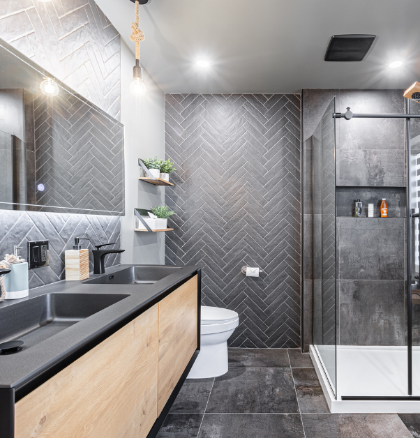 Inspirante rénovation salle de bain style japandi avec douche à l'italienne, vanité double flottante, mur de chevron couleur charbon et plancher d'ardoise