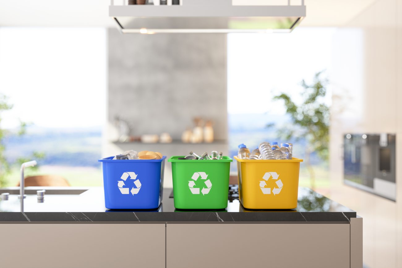 Trois bacs de recyclage placés sur l'îlot de cuisine