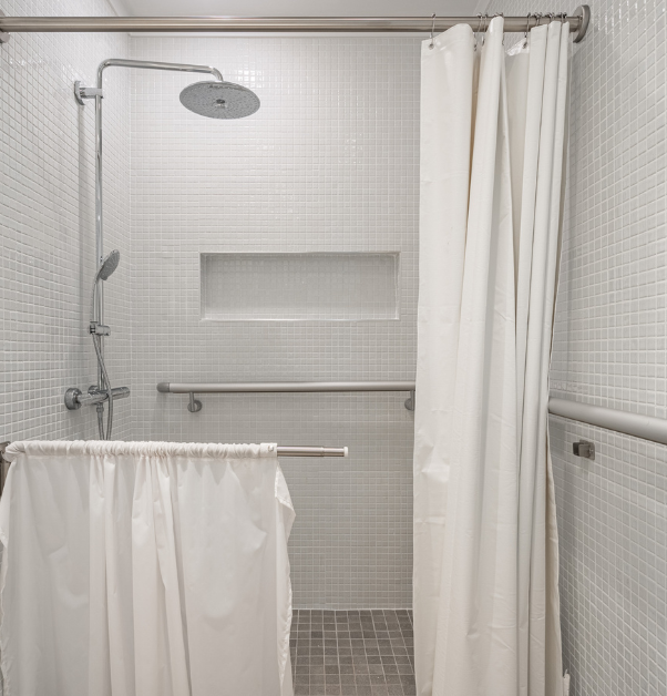 Douche blanche avec rampes, demi-rideau, rideau et douche parapluie pour personne à mobilité réduite