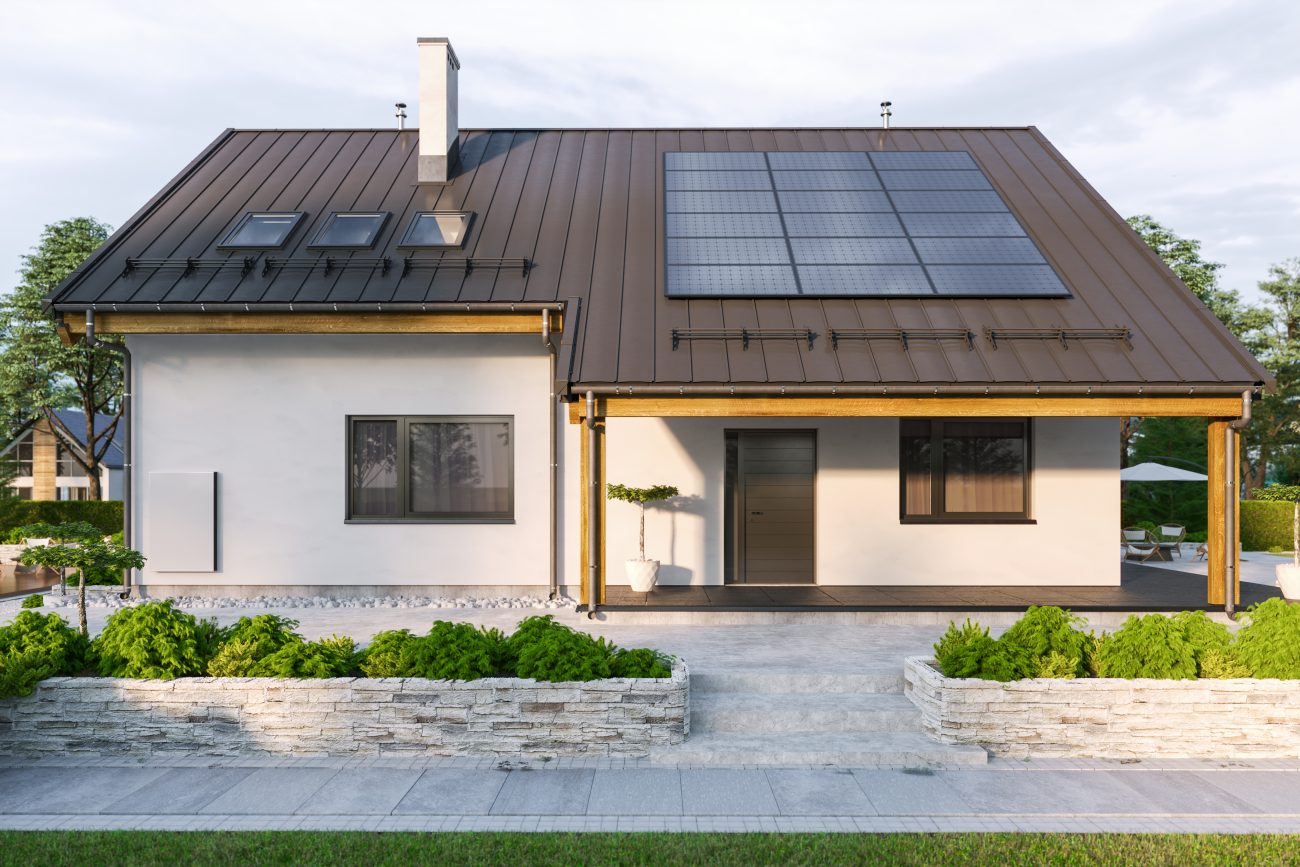 Maison moderne avec batterie murale pour le stockage de l'énergie, toit incliné brun avec panneaux solaires