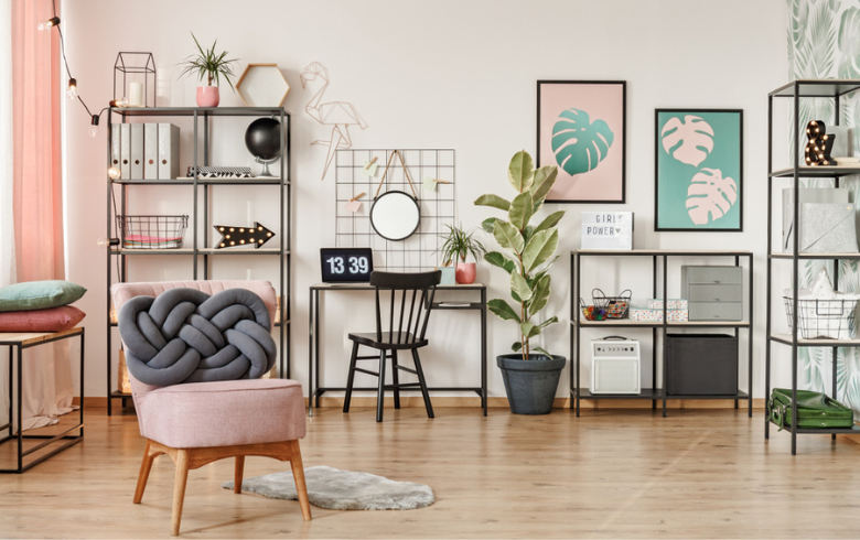 bureau à domicile avec accessoires verts mousse et rose dans chambre d'amis
