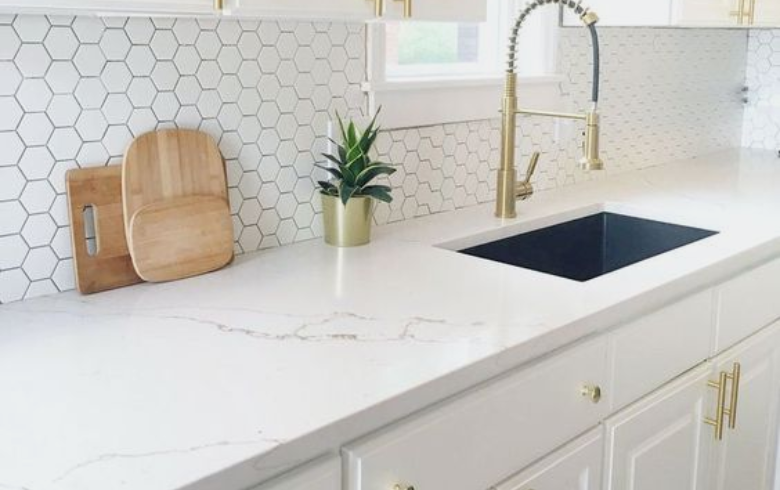 comptoir de cuisine en vinyle marbre avec poignées et accessoires en or