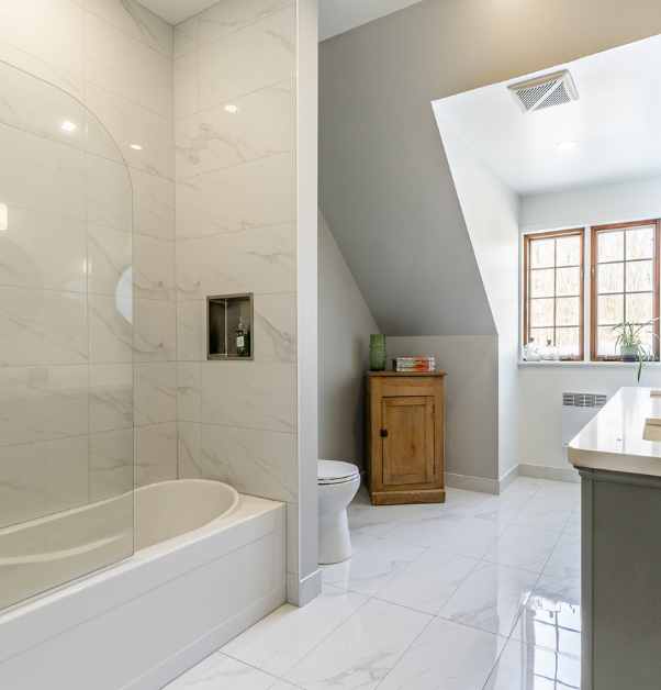 salle de bain rénovée moderne avec des carreaux de marbre