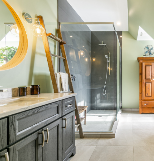 salle de bain verte rénovée avec armoires en bois noir
