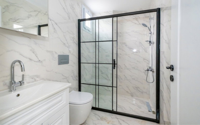 salle de bain 4 pièces avec sol et murs en marbre pour rénovation à haut rendement