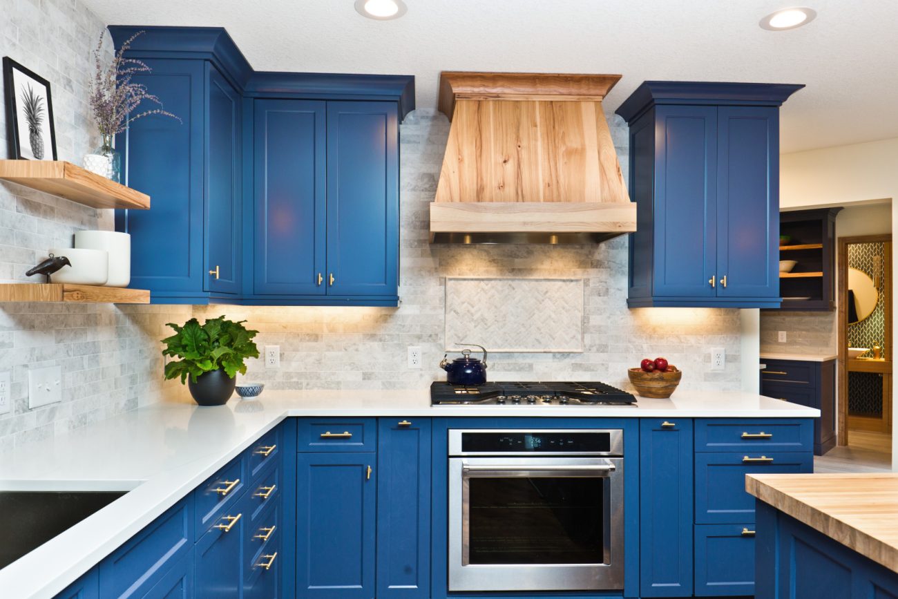 Très belle cuisine en bois bleu avec hotte en bois