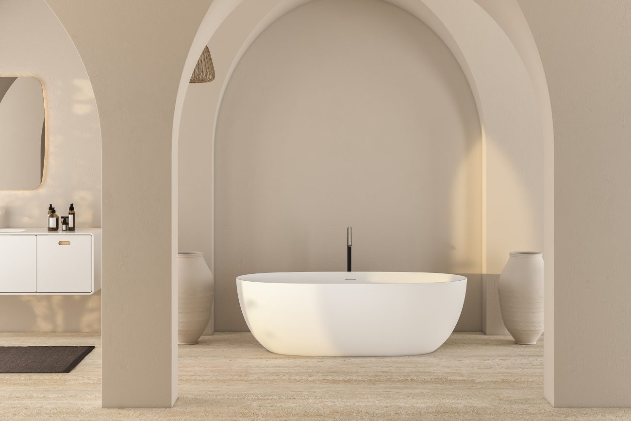 Intérieur de salle de bain minimaliste avec baignoire blanche, tapis de sol en granit et arche architecturale
