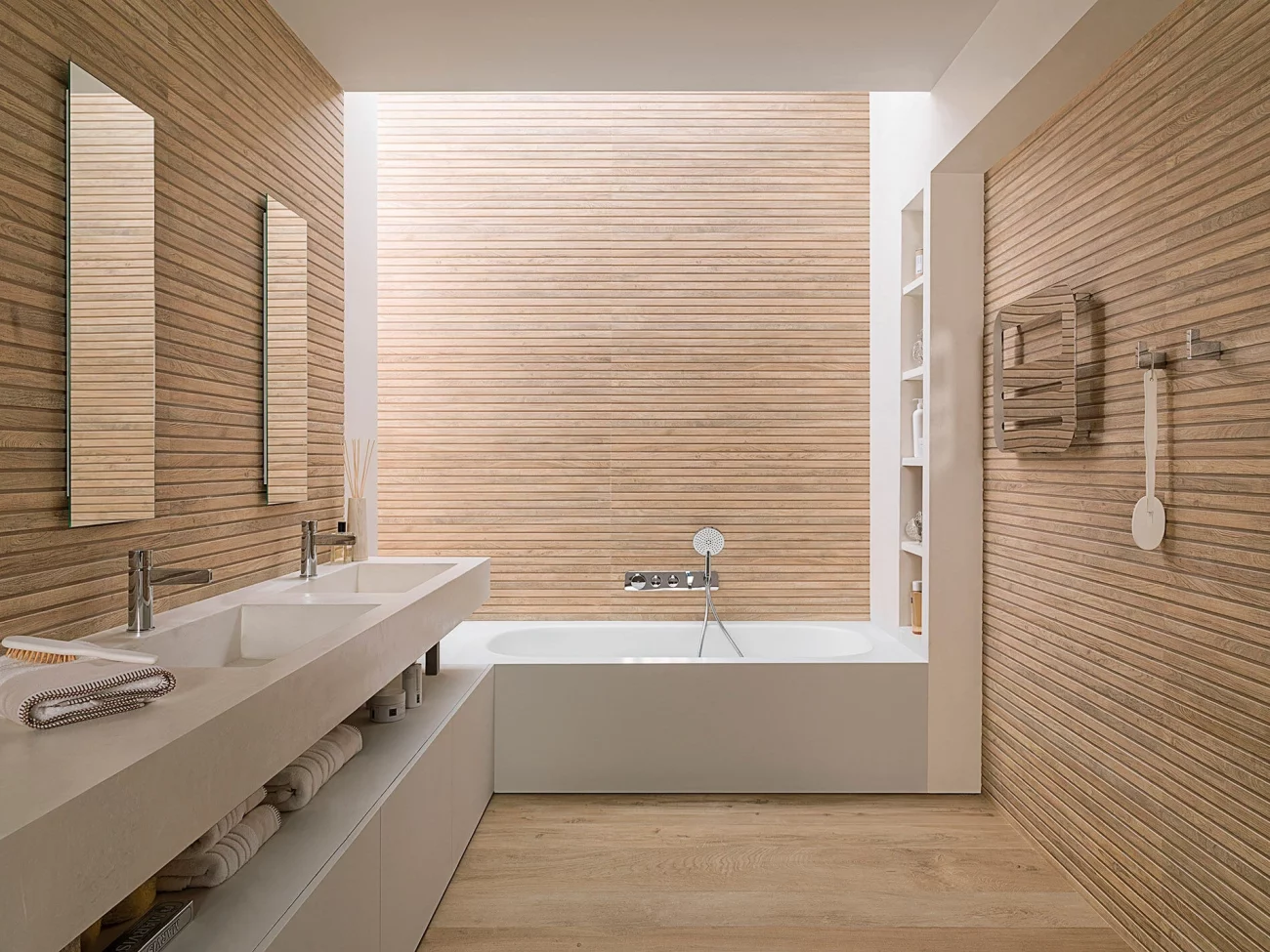 Céramique en imitation de bois sur les murs d’une salle de bain