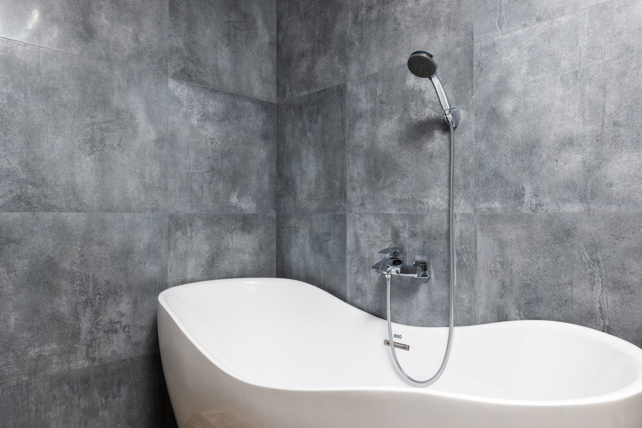 Freestanding tub with striking curves