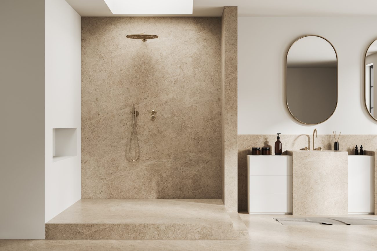 Douche à l’italienne faite de céramique sans joints dans une salle de bain
