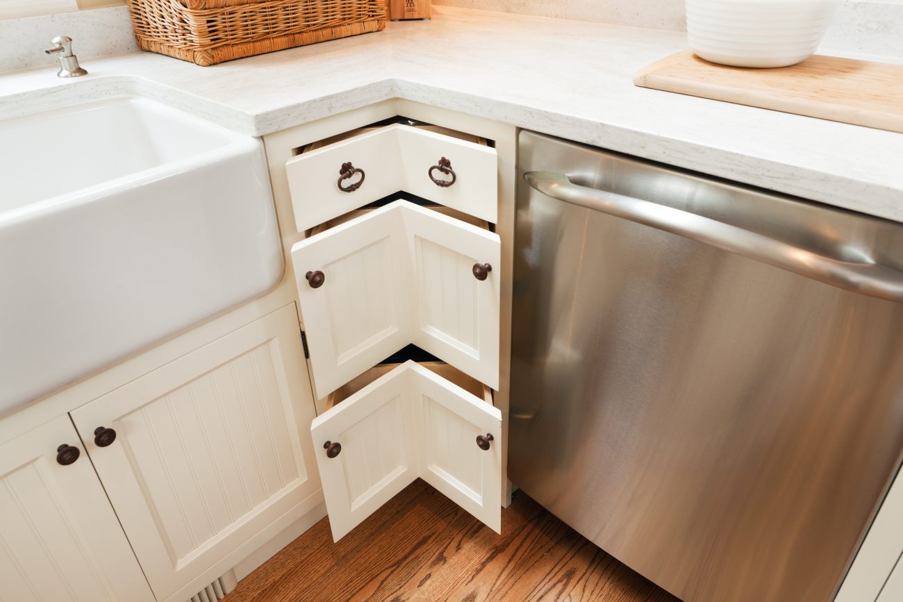 Dans une cuisine contemporaine, tiroirs d’angle et lave-vaisselle en acier inoxydable